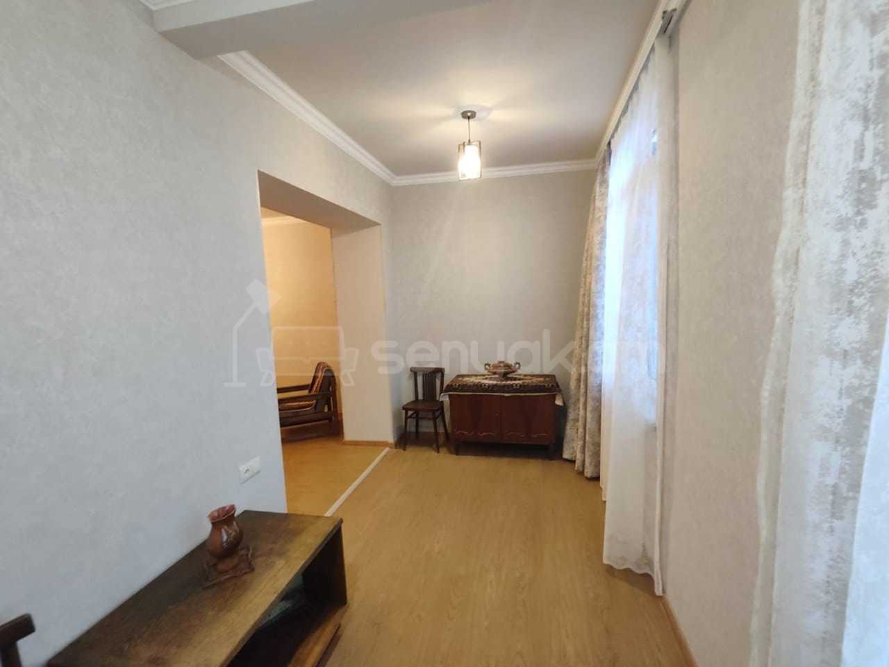 3 Սենյականոց Բնակարան Քարե Շենքում, 75քմ, 5/5 հարկ, Դիզայներական Վերանորոգված