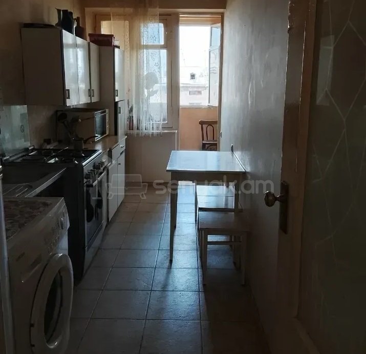 3 Սենյականոց Բնակարան Քարե Շենքում, 77քմ, 4/5 հարկ, Պետական Վիճակում