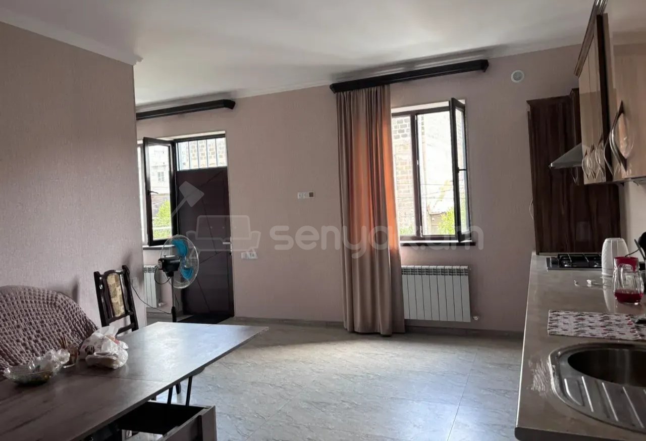 3 Սենյականոց Բնակարան Քարե Շենքում, 70քմ, 2/2 հարկ, Նորմալ Վիճակում, Կահավորված