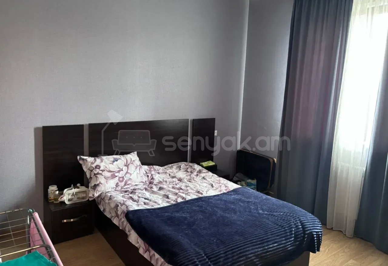 3 Սենյականոց Բնակարան Քարե Շենքում, 70քմ, 2/2 հարկ, Նորմալ Վիճակում, Կահավորված