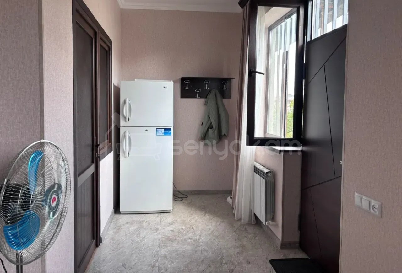 3 Սենյականոց Բնակարան Քարե Շենքում, 70քմ, 2/2 հարկ, Նորմալ Վիճակում, Կահավորված