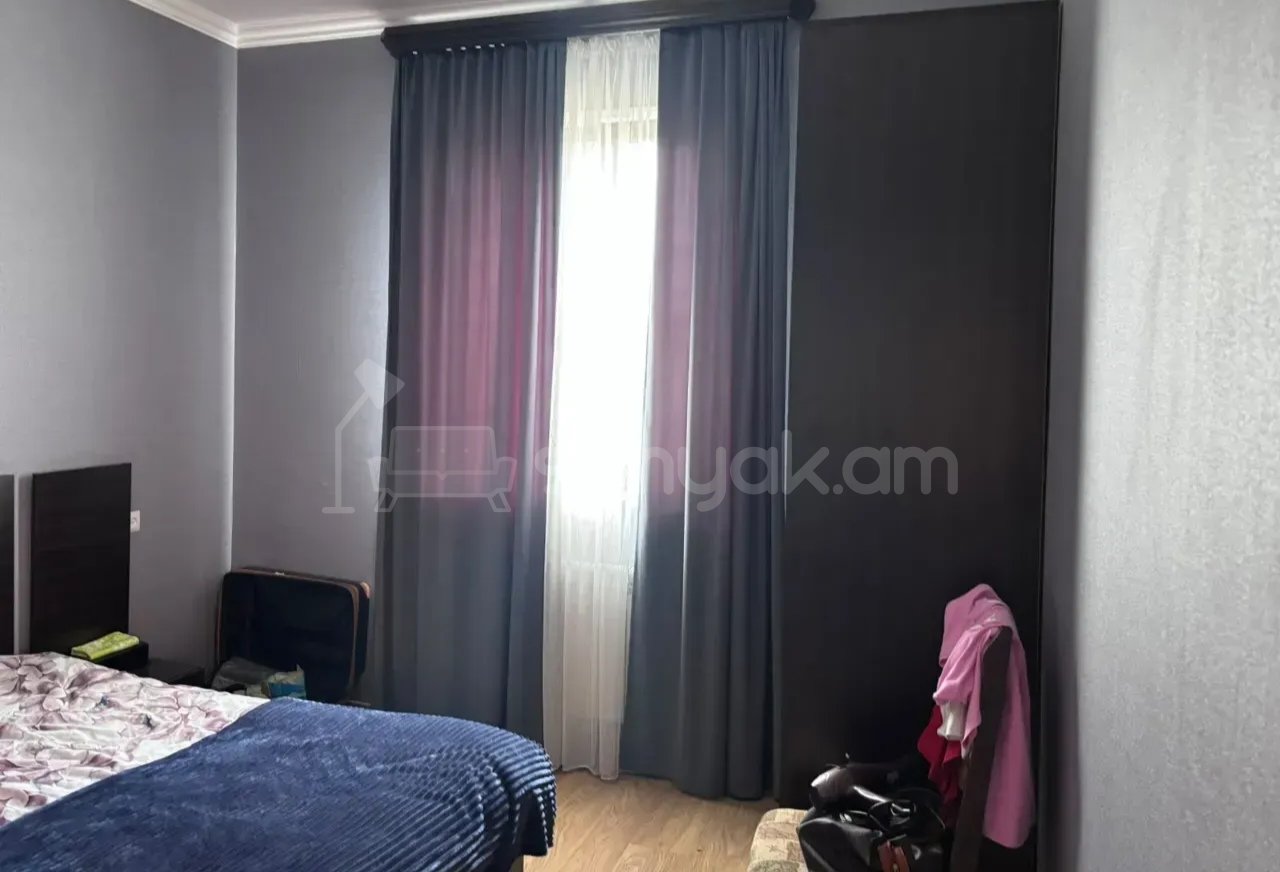 3 Սենյականոց Բնակարան Քարե Շենքում, 70քմ, 2/2 հարկ, Նորմալ Վիճակում, Կահավորված