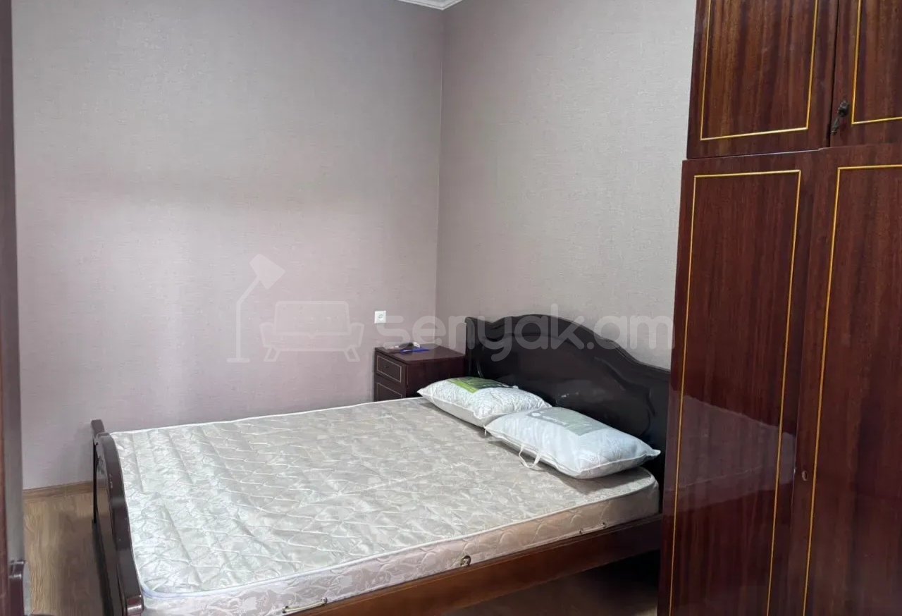3 Սենյականոց Բնակարան Քարե Շենքում, 70քմ, 2/2 հարկ, Նորմալ Վիճակում, Կահավորված
