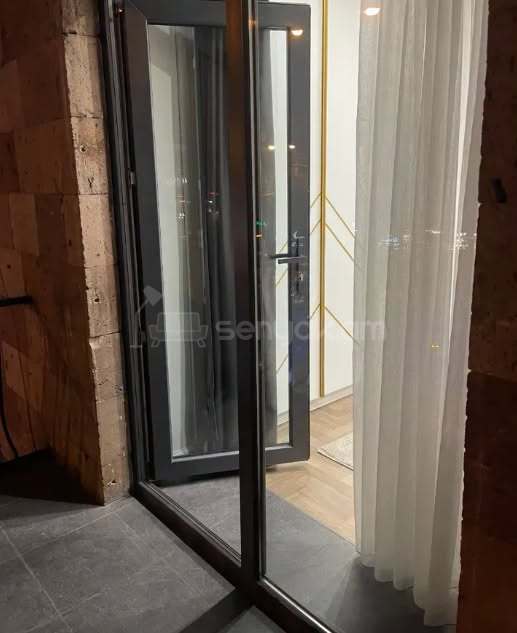 2 Սենյականոց Բնակարան Քարե Շենքում, 40քմ, 2/5 հարկ, Դիզայներական Վերանորոգված