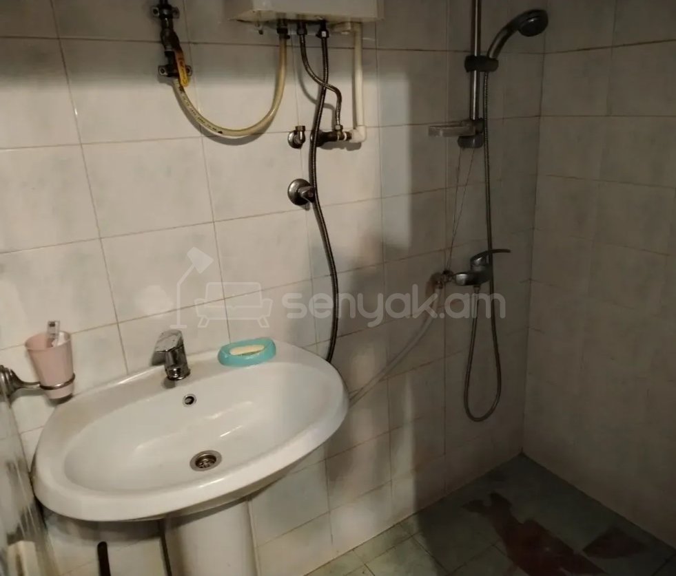 3 Սենյականոց Բնակարան Քարե Շենքում, 71քմ, 1/5 հարկ, Կոսմետիկ Վերանորոգված