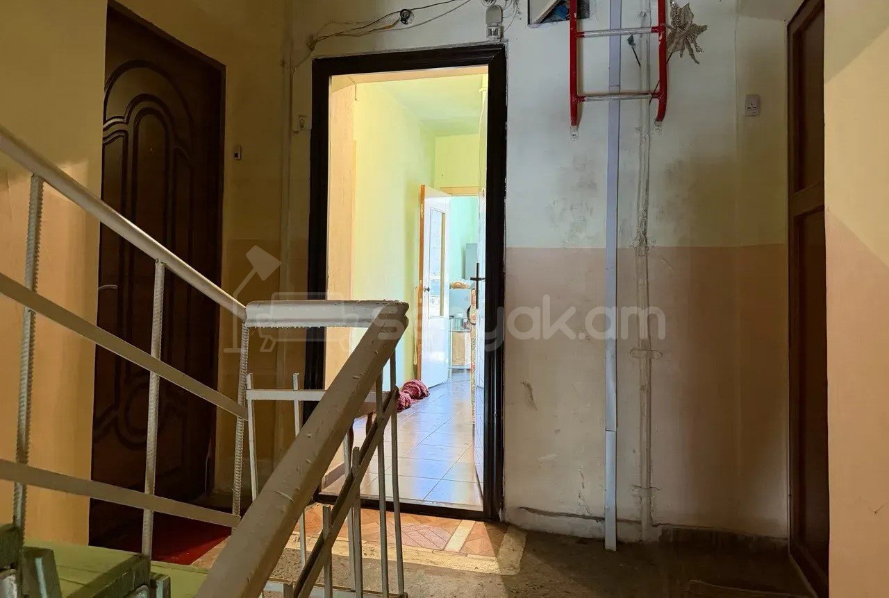 1 Սենյականոց Բնակարան Քարե Շենքում, 32քմ, 4/4 հարկ, Նորմալ Վիճակում
