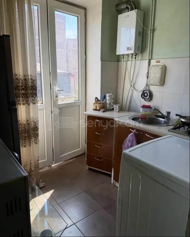 1 Սենյականոց Բնակարան Քարե Շենքում, 32քմ, 4/4 հարկ, Նորմալ Վիճակում