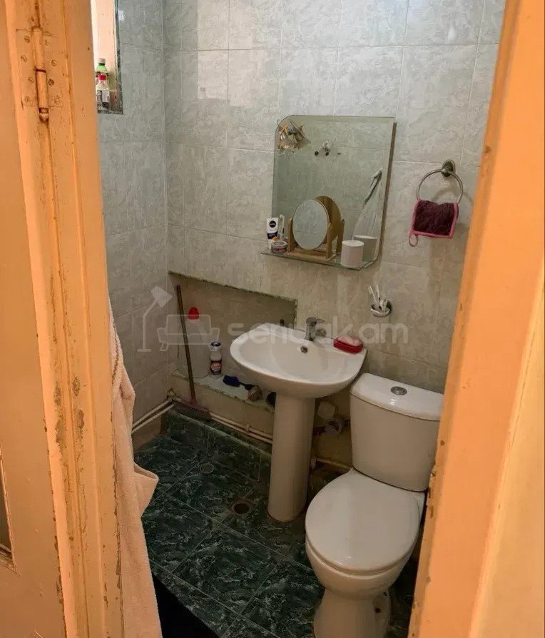 1 Սենյականոց Բնակարան Քարե Շենքում, 32քմ, 4/4 հարկ, Նորմալ Վիճակում