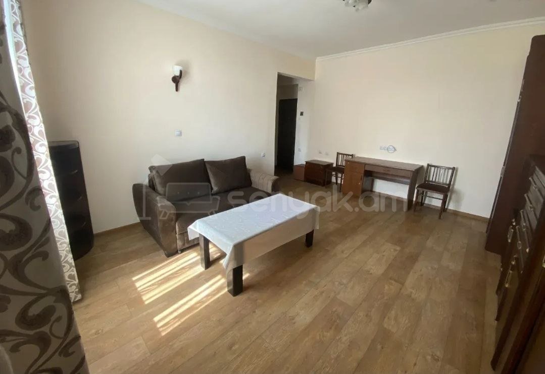 1 Սենյականոց Բնակարան Քարե Շենքում, 36քմ, 4/4 հարկ, Նորմալ Վիճակում, Կահավորված, Արևկող
