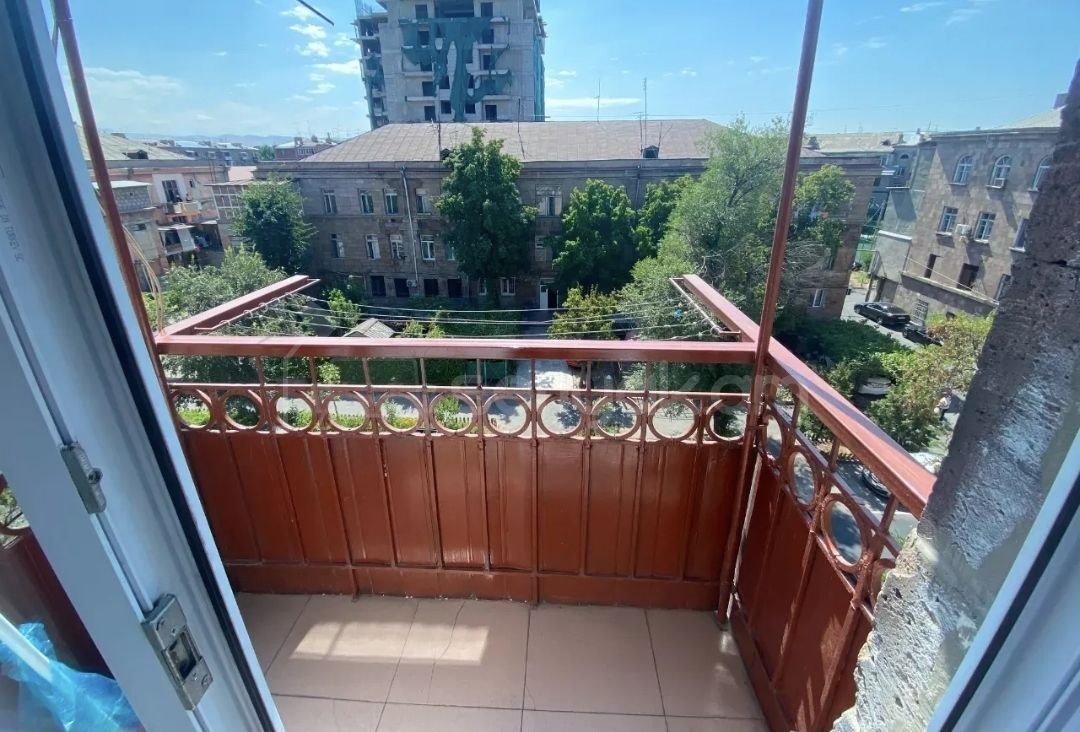 1 Սենյականոց Բնակարան Քարե Շենքում, 36քմ, 4/4 հարկ, Նորմալ Վիճակում, Կահավորված, Արևկող