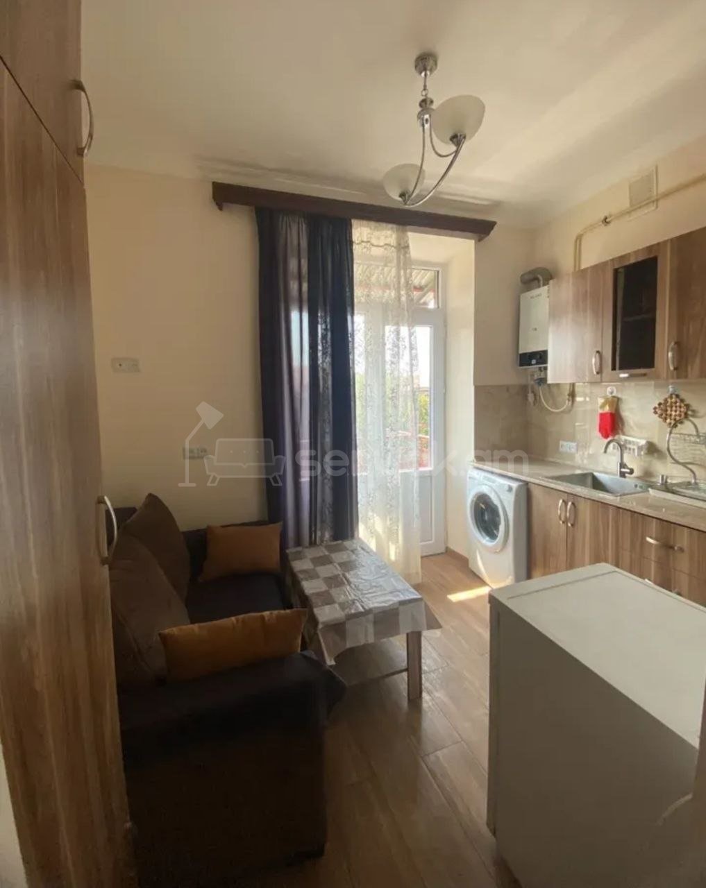 1 Սենյականոց Բնակարան Քարե Շենքում, 36քմ, 4/4 հարկ, Նորմալ Վիճակում, Կահավորված, Արևկող