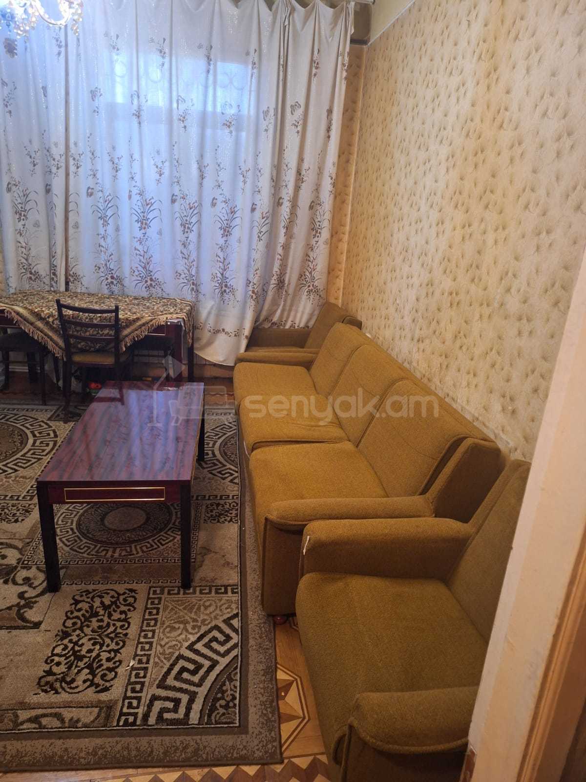 2 Սենյականոց Բնակարան Քարե Շենքում, 70քմ, 2/5 հարկ, Նորմալ Վիճակում, Կահավորված, Արևկող