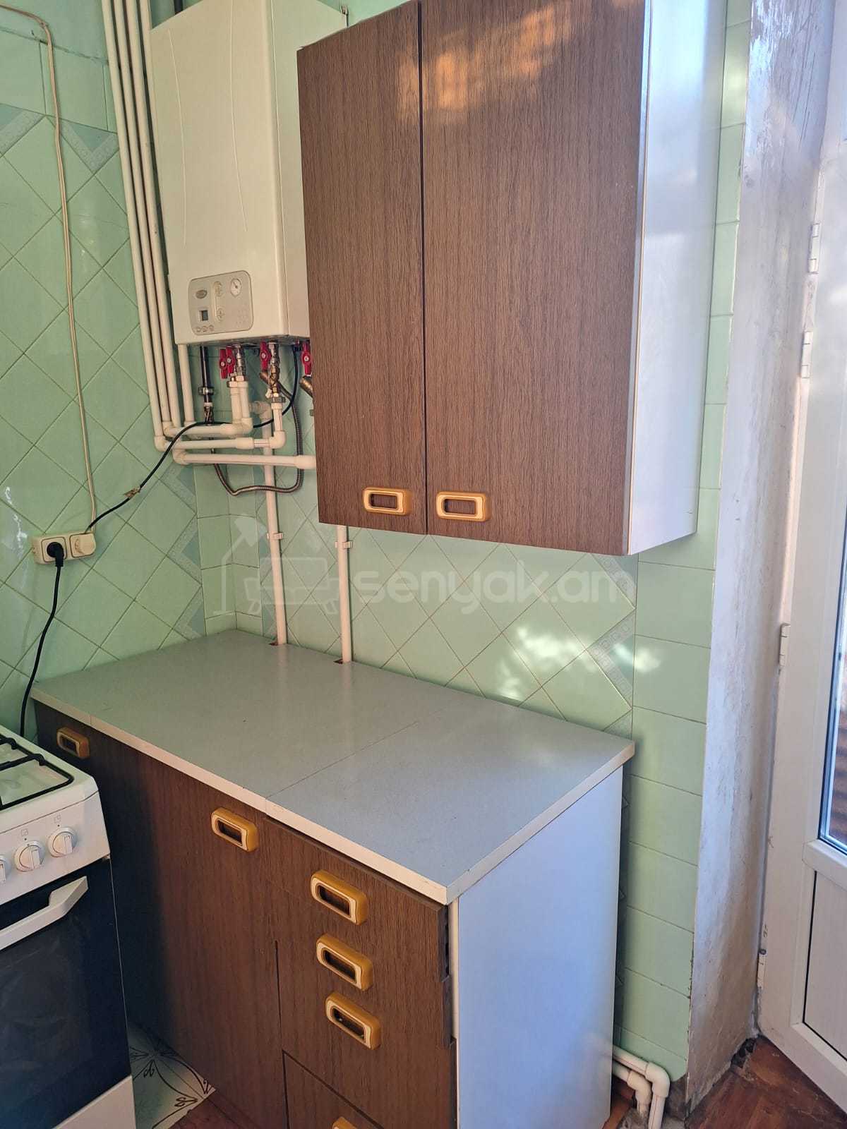 2 Սենյականոց Բնակարան Քարե Շենքում, 70քմ, 2/5 հարկ, Նորմալ Վիճակում, Կահավորված, Արևկող