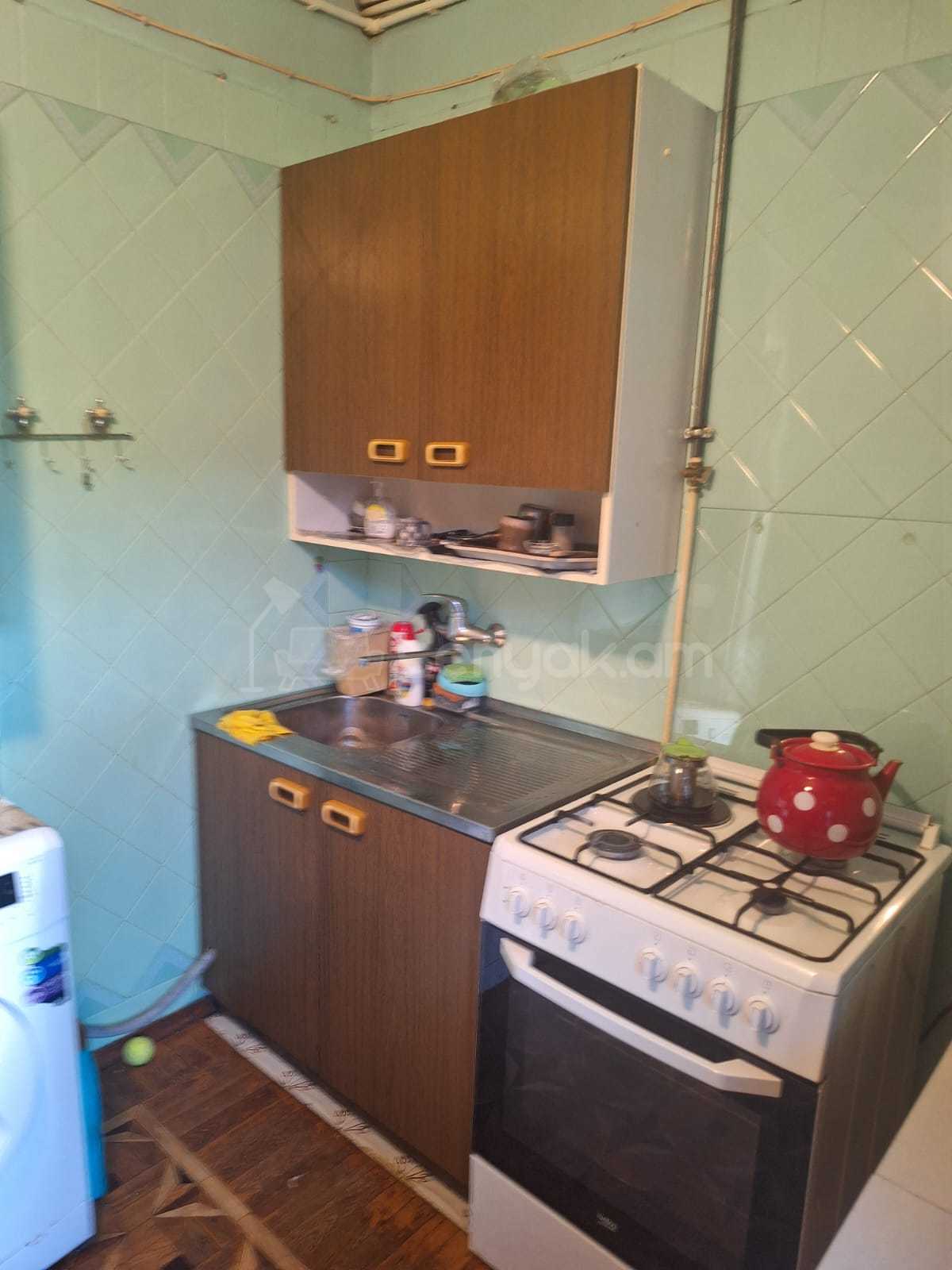 2 Սենյականոց Բնակարան Քարե Շենքում, 70քմ, 2/5 հարկ, Նորմալ Վիճակում, Կահավորված, Արևկող