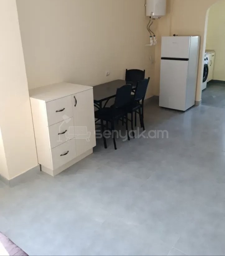 2 Սենյականոց Բնակարան Քարե Շենքում, 56քմ, 3/5 հարկ, Նորմալ Վիճակում, Կահավորված, Արևկող