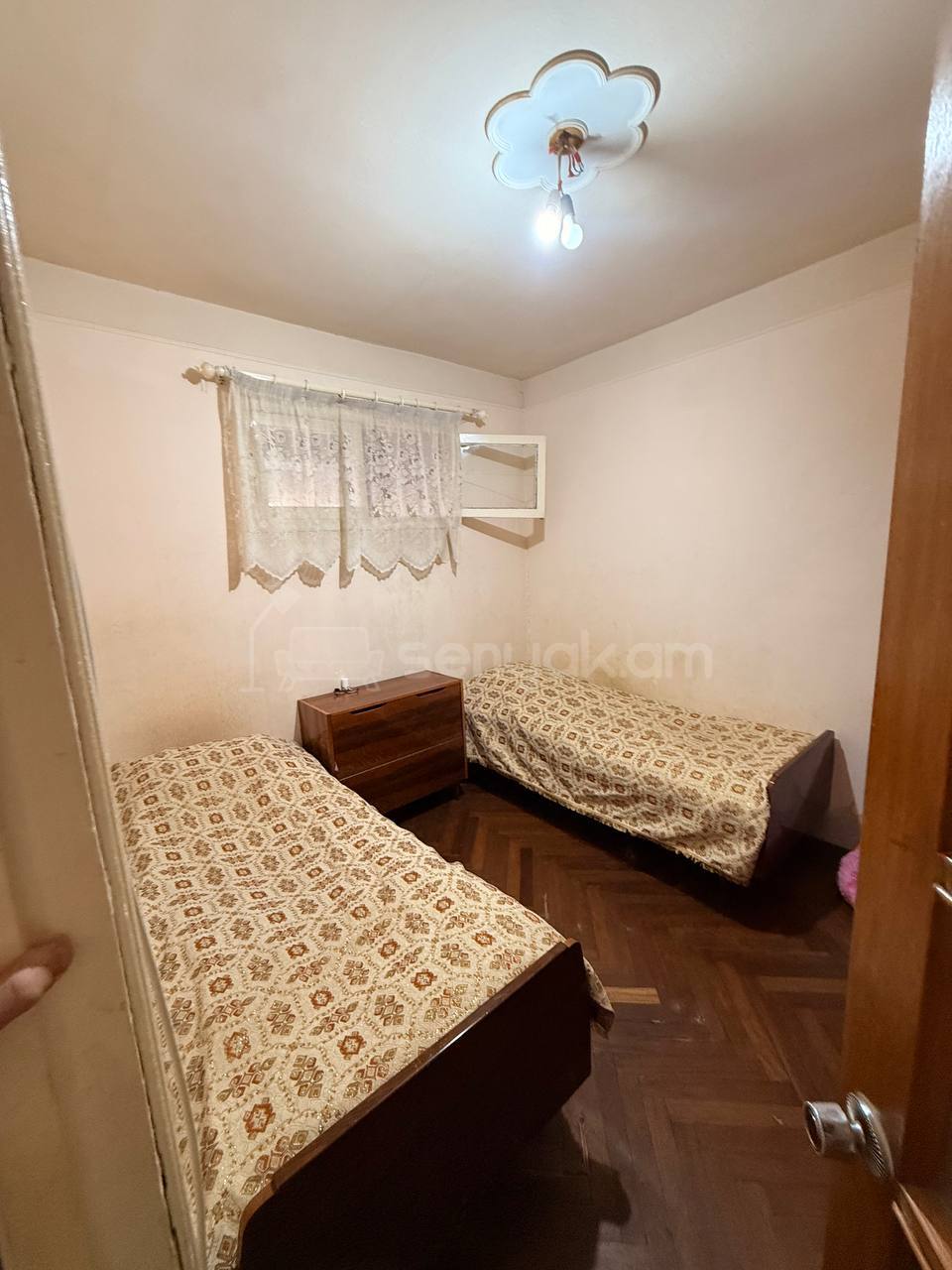 3 Սենյականոց Բնակարան Քարե Շենքում, 56քմ, 4/5 հարկ, Նորմալ Վիճակում