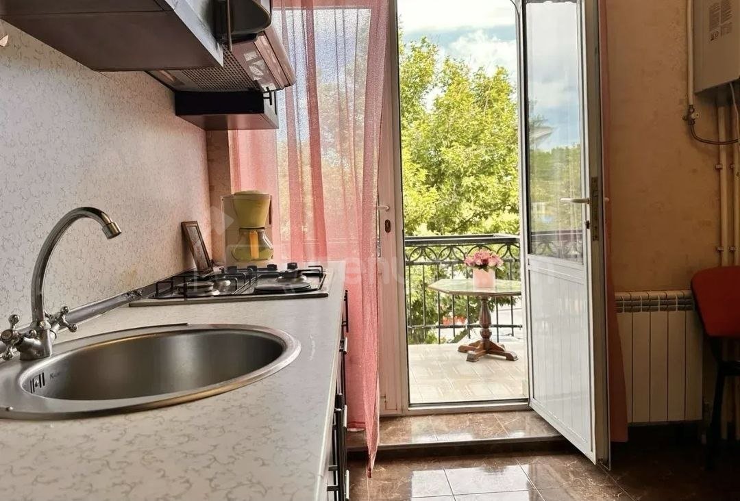 2 Սենյականոց Բնակարան Քարե Շենքում, 48քմ, 3/5 հարկ, Նորմալ Վիճակում, Կահավորված, Արևկող