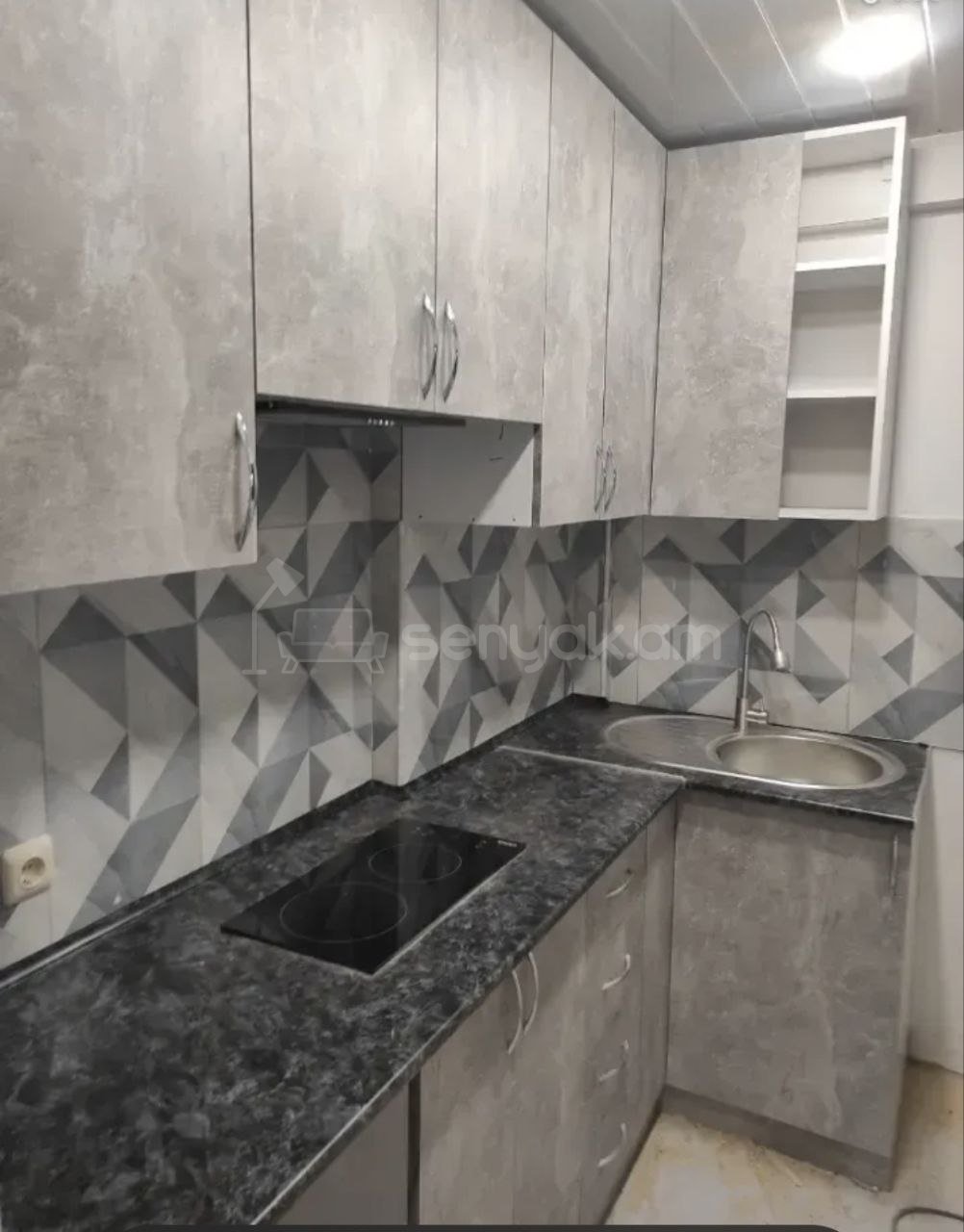 3 Սենյականոց Բնակարան Քարե Շենքում, 42քմ, 5/6 հարկ, Կապիտալ Վերանորոգված