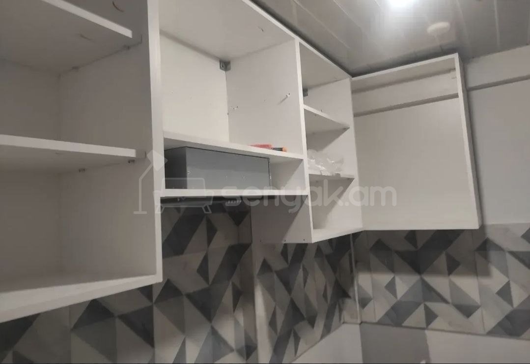 3 Սենյականոց Բնակարան Քարե Շենքում, 42քմ, 5/6 հարկ, Կապիտալ Վերանորոգված