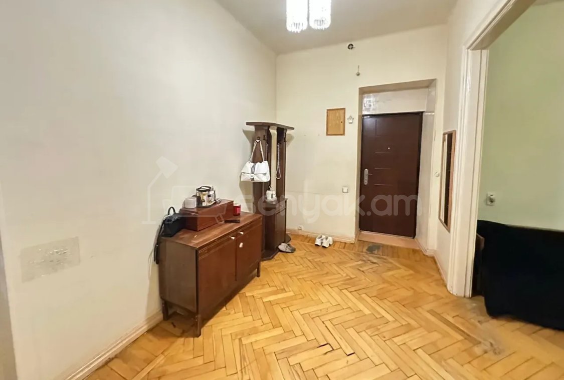 2 Սենյականոց Բնակարան Քարե Շենքում, 80քմ, 2/5 հարկ, Նորմալ Վիճակում, Կահավորված, Արևկող
