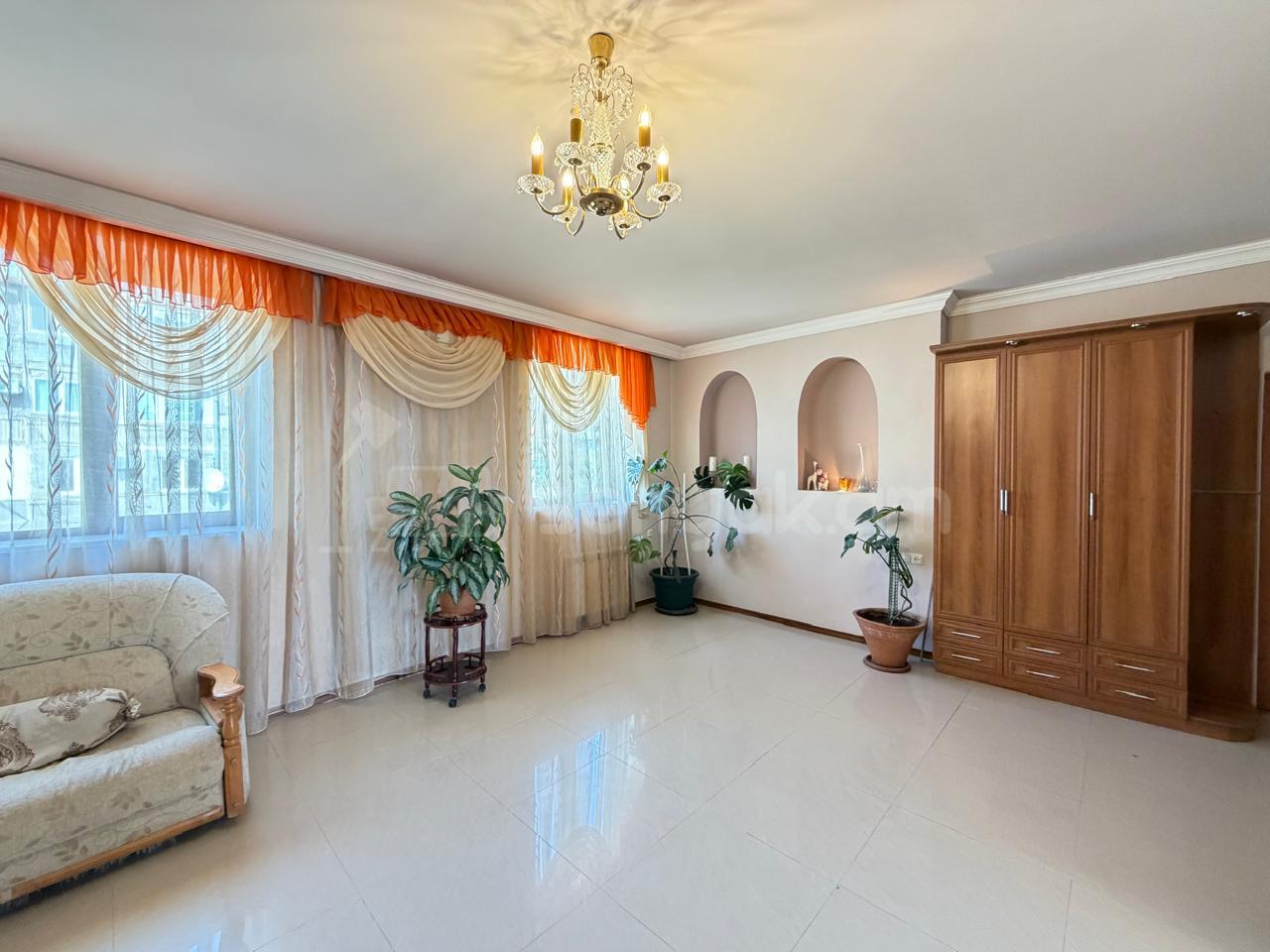 3 Սենյականոց Բնակարան Քարե Շենքում, 90քմ, 5/5 հարկ, Կապիտալ Վերանորոգված