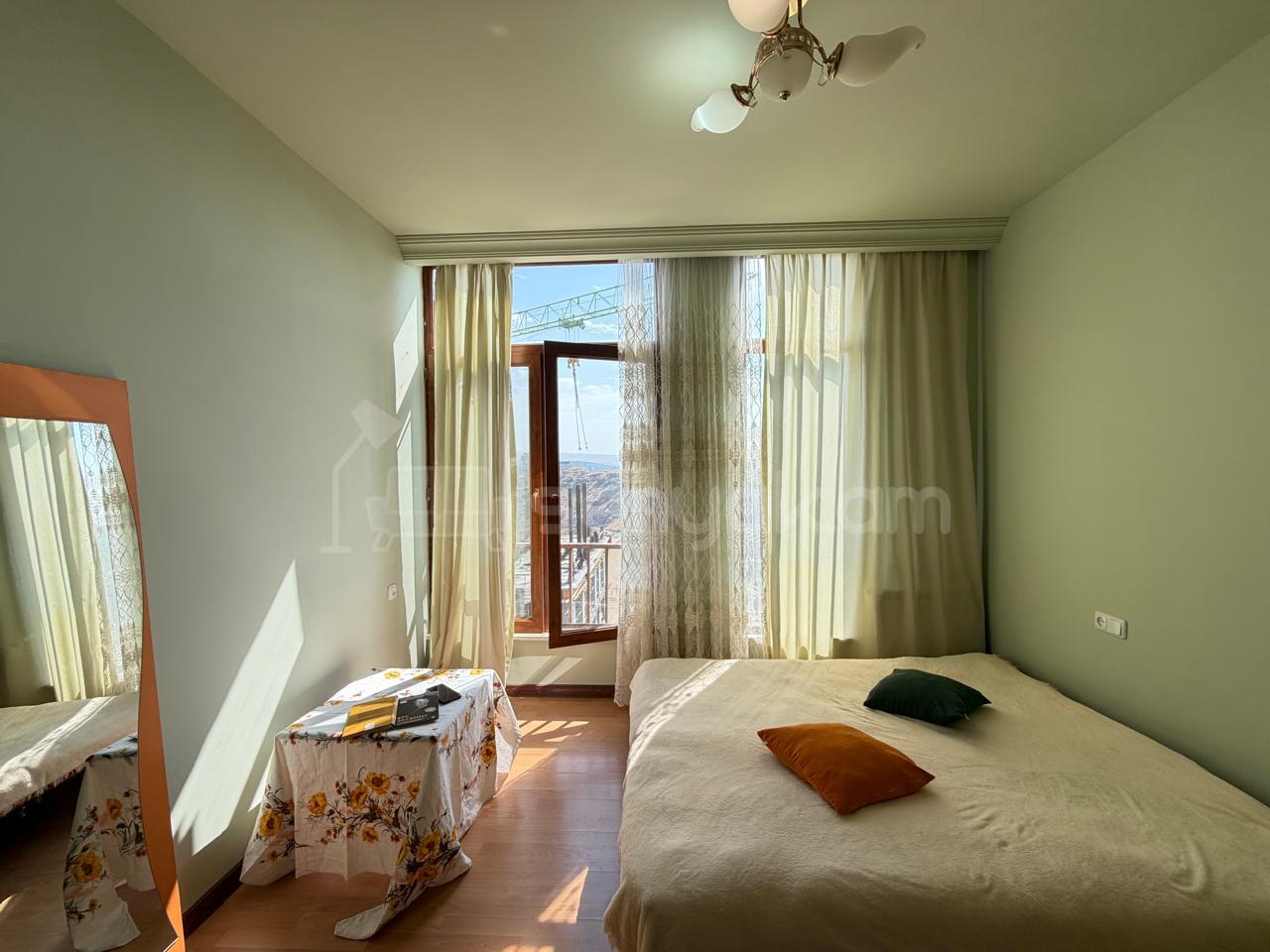3 Սենյականոց Բնակարան Քարե Շենքում, 90քմ, 5/5 հարկ, Կապիտալ Վերանորոգված