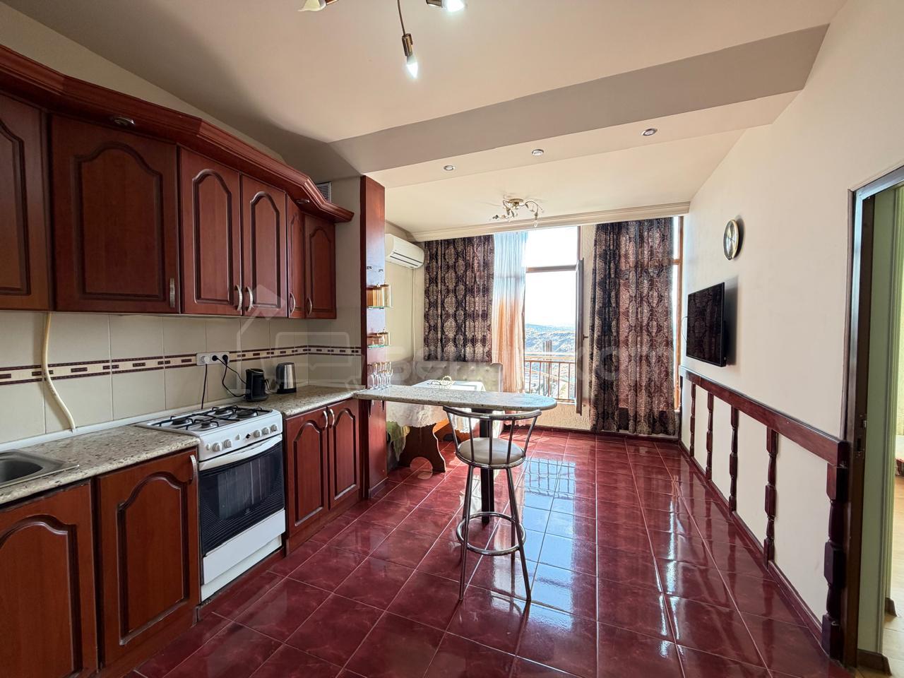 3 Սենյականոց Բնակարան Քարե Շենքում, 90քմ, 5/5 հարկ, Կապիտալ Վերանորոգված