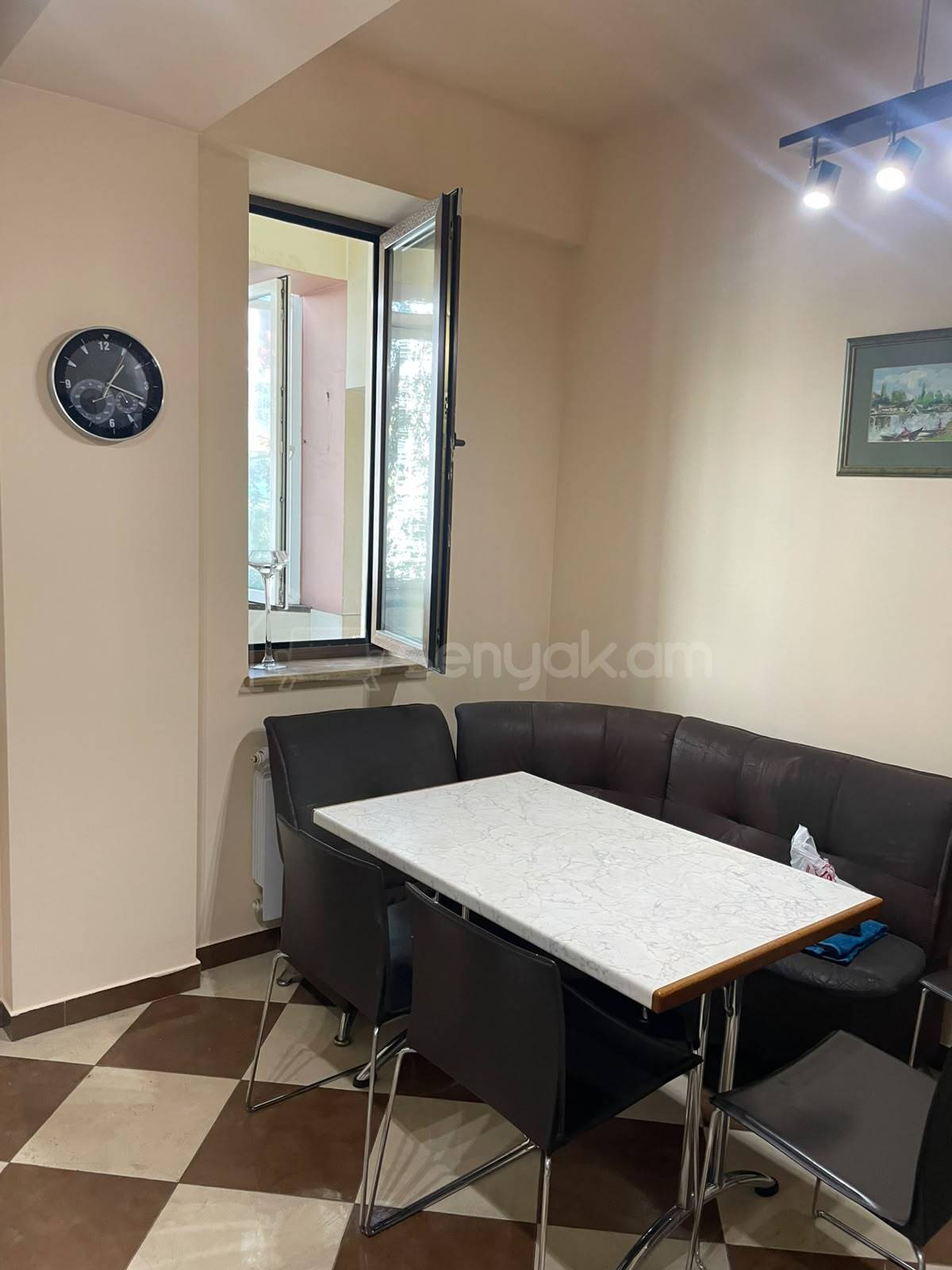 2 Սենյականոց Բնակարան, 85քմ, 3/10 հարկ, Նորմալ Վիճակում, Կահավորված