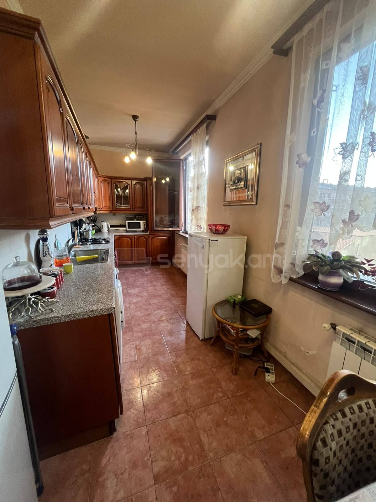 2 Սենյականոց Բնակարան Քարե Շենքում, 70քմ, 4/5 հարկ, Կապիտալ Վերանորոգված