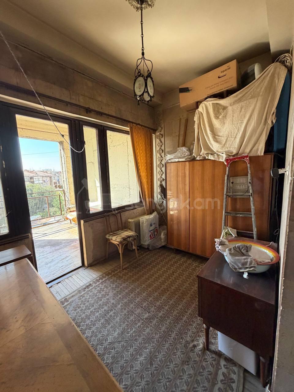 5 Սենյականոց Բնակարան Քարե Շենքում, 155քմ, 3/5 հարկ, Պետական Վիճակում
