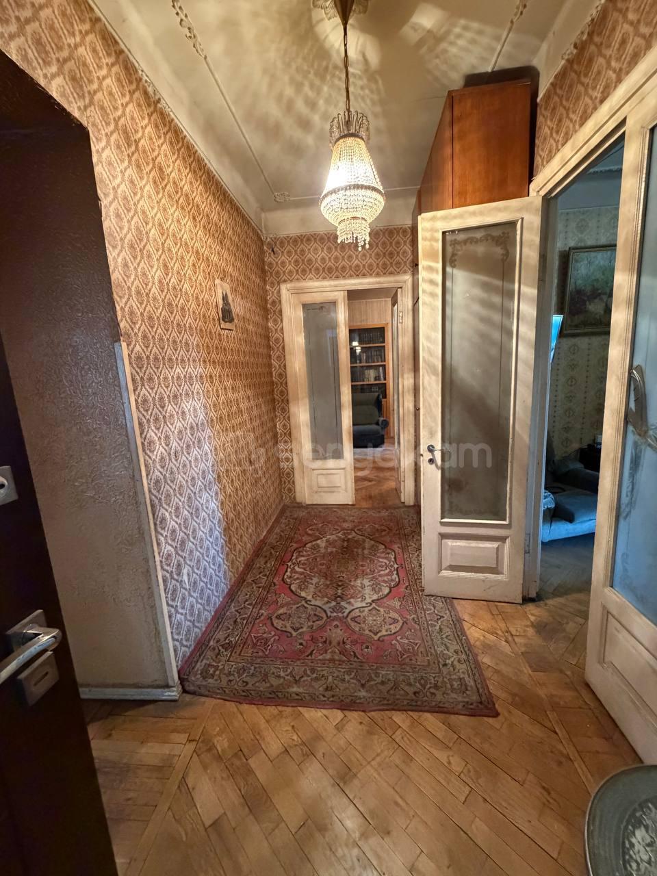 5 Սենյականոց Բնակարան Քարե Շենքում, 155քմ, 3/5 հարկ, Պետական Վիճակում