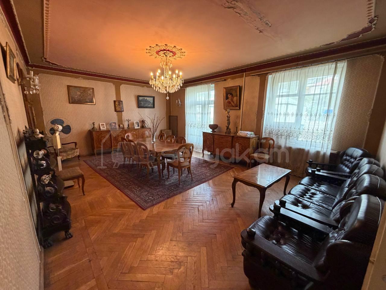 5 Սենյականոց Բնակարան Քարե Շենքում, 155քմ, 3/5 հարկ, Պետական Վիճակում
