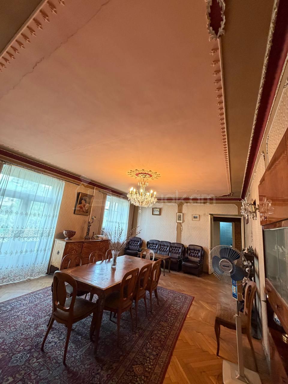 5 Սենյականոց Բնակարան Քարե Շենքում, 155քմ, 3/5 հարկ, Պետական Վիճակում