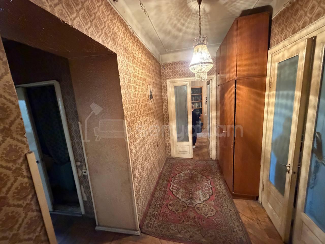 5 Սենյականոց Բնակարան Քարե Շենքում, 155քմ, 3/5 հարկ, Պետական Վիճակում