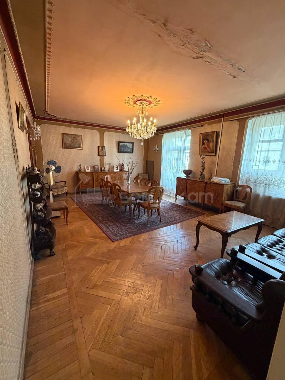 5 Սենյականոց Բնակարան Քարե Շենքում, 155քմ, 3/5 հարկ, Պետական Վիճակում