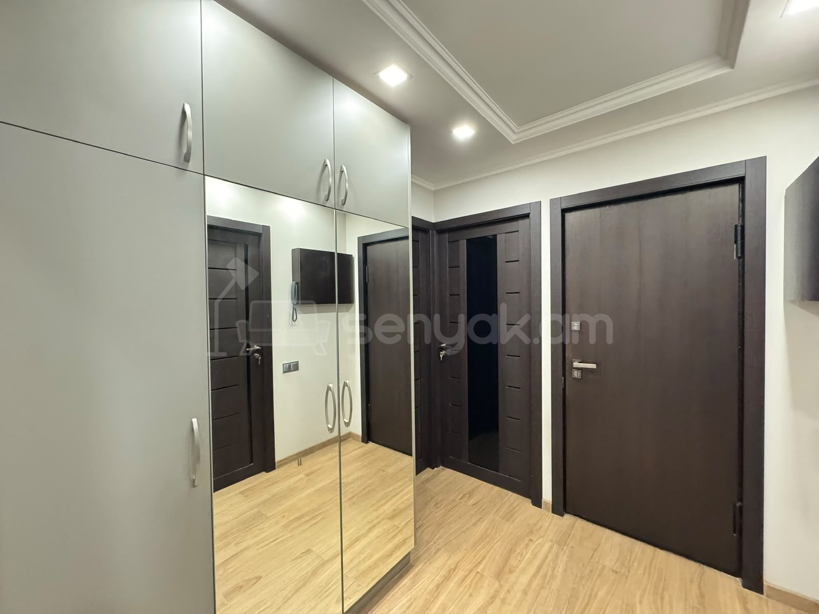 3 Սենյականոց Բնակարան Քարե Շենքում, 65քմ, 5/5 հարկ, Կապիտալ Վերանորոգված