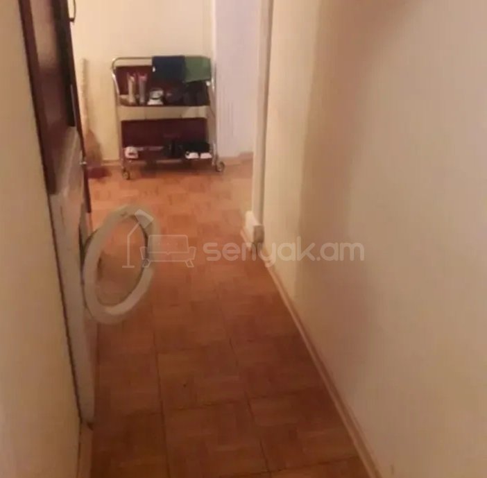 1 Սենյականոց Բնակարան Քարե Շենքում, 44քմ, 3/5 հարկ, Պետական Վիճակում