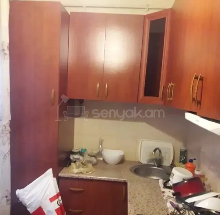 1 Սենյականոց Բնակարան Քարե Շենքում, 44քմ, 3/5 հարկ, Պետական Վիճակում