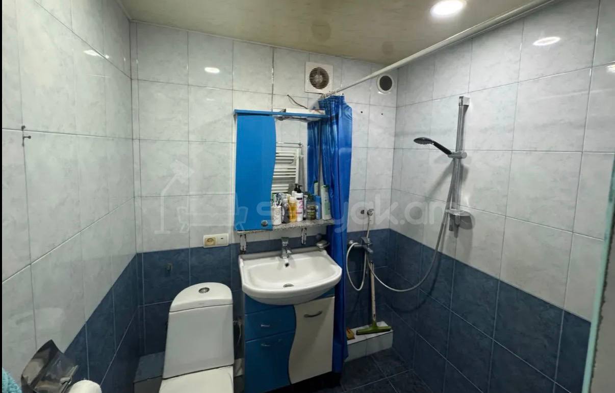 3 Սենյականոց Բնակարան Քարե Շենքում, 71քմ, 4/4 հարկ, Նորմալ Վիճակում