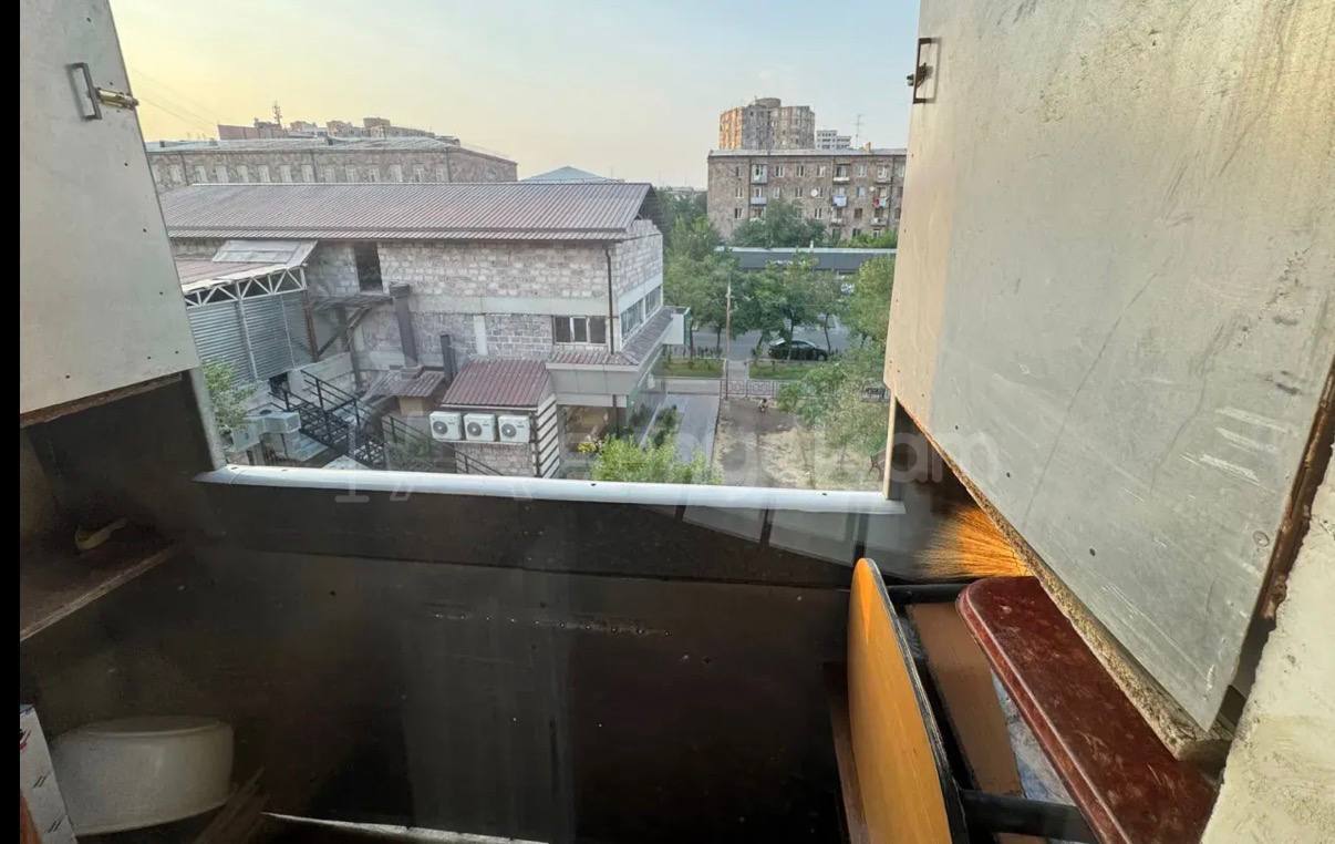 3 Սենյականոց Բնակարան Քարե Շենքում, 71քմ, 4/4 հարկ, Նորմալ Վիճակում
