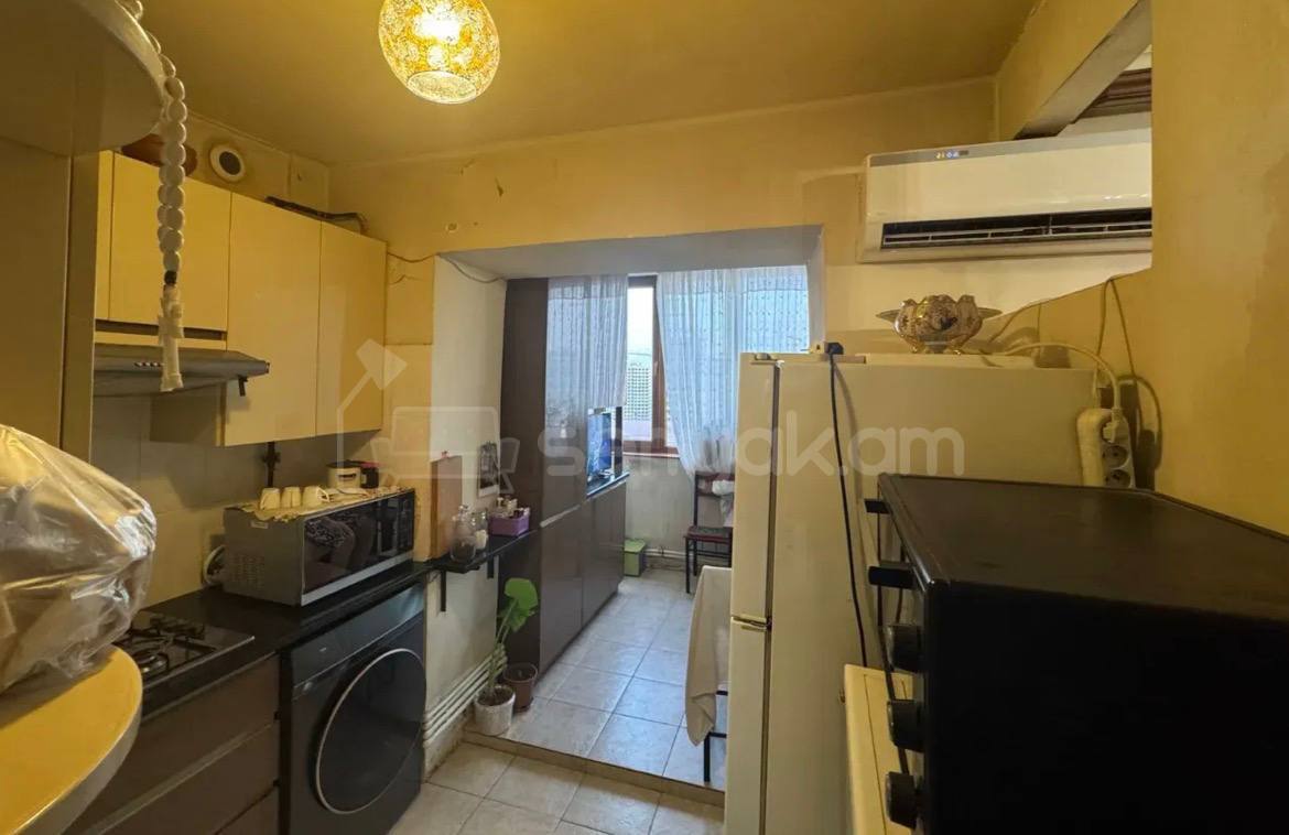 3 Սենյականոց Բնակարան Քարե Շենքում, 71քմ, 4/4 հարկ, Նորմալ Վիճակում