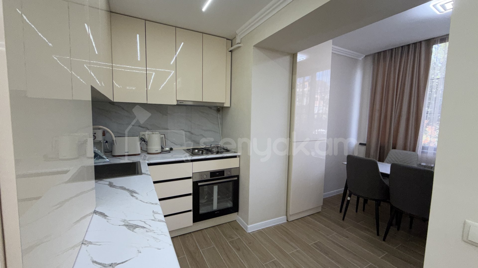 3 Սենյականոց Բնակարան Քարե Շենքում, 80քմ, 3/5 հարկ, Կապիտալ Վերանորոգված, Կահավորված