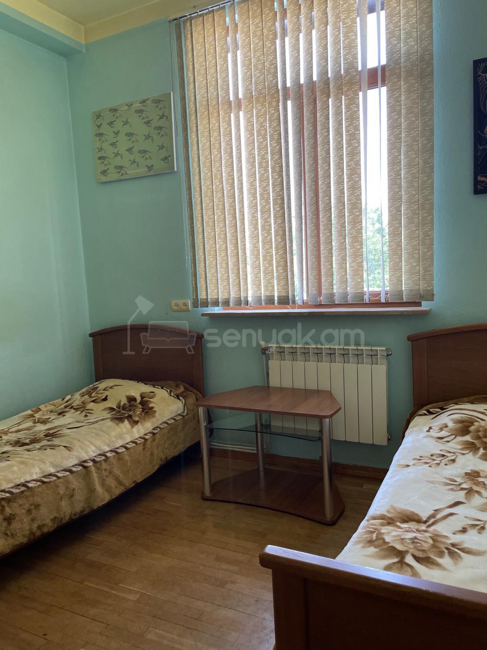4 Սենյականոց Բնակարան Քարե Շենքում, 88քմ, 2/5 հարկ, Նորմալ Վիճակում