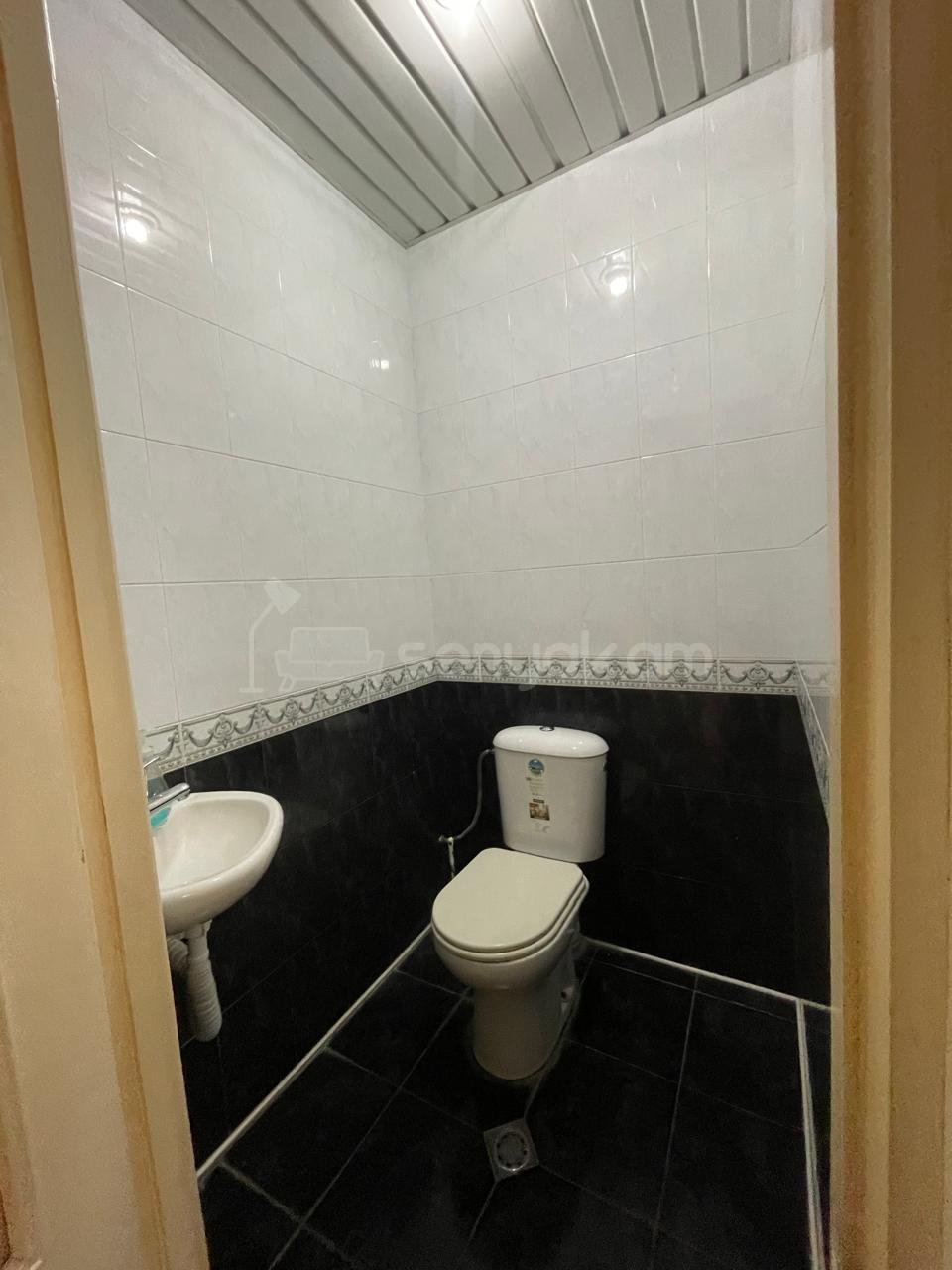 4 Սենյականոց Բնակարան Քարե Շենքում, 90քմ, 2/5 հարկ, Կապիտալ Վերանորոգված