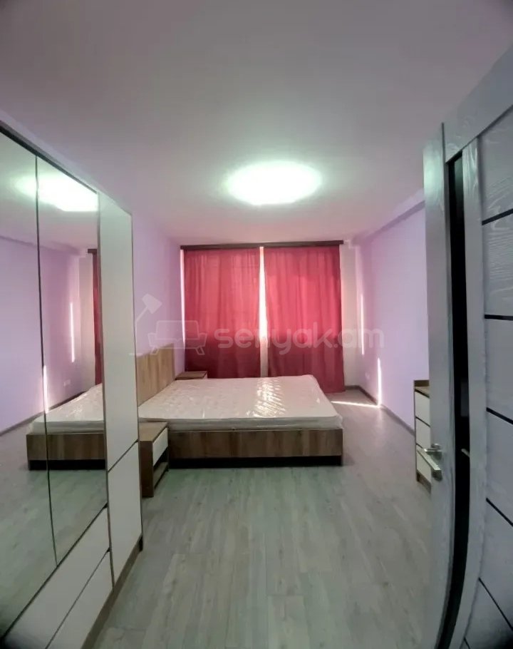 3 Սենյականոց Բնակարան Քարե Շենքում, 74քմ, 4/7 հարկ, Կապիտալ Վերանորոգված