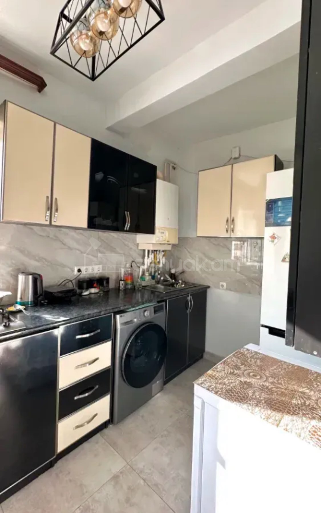 3 Սենյականոց Բնակարան Քարե Շենքում, 78քմ, 2/4 հարկ, Կապիտալ Վերանորոգված