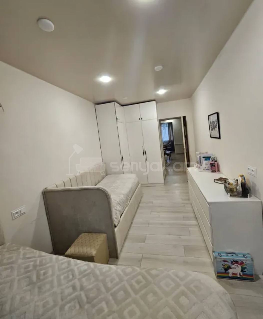 3 Սենյականոց Բնակարան Քարե Շենքում, 55քմ, 1/4 հարկ, Կապիտալ Վերանորոգված