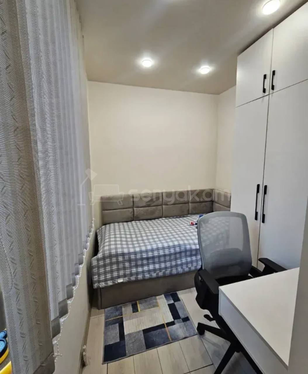 3 Սենյականոց Բնակարան Քարե Շենքում, 55քմ, 1/4 հարկ, Կապիտալ Վերանորոգված