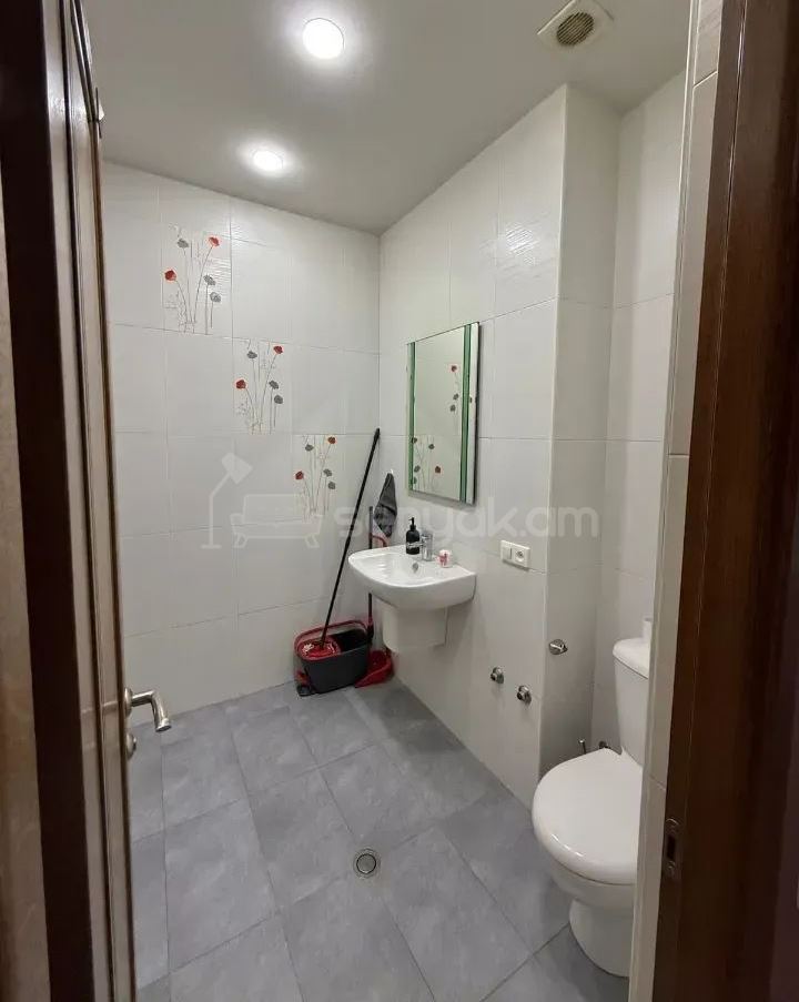 3 Սենյականոց Բնակարան Քարե Շենքում, 110քմ, 2/5 հարկ, Կապիտալ Վերանորոգված, Կահավորված, Արևկող