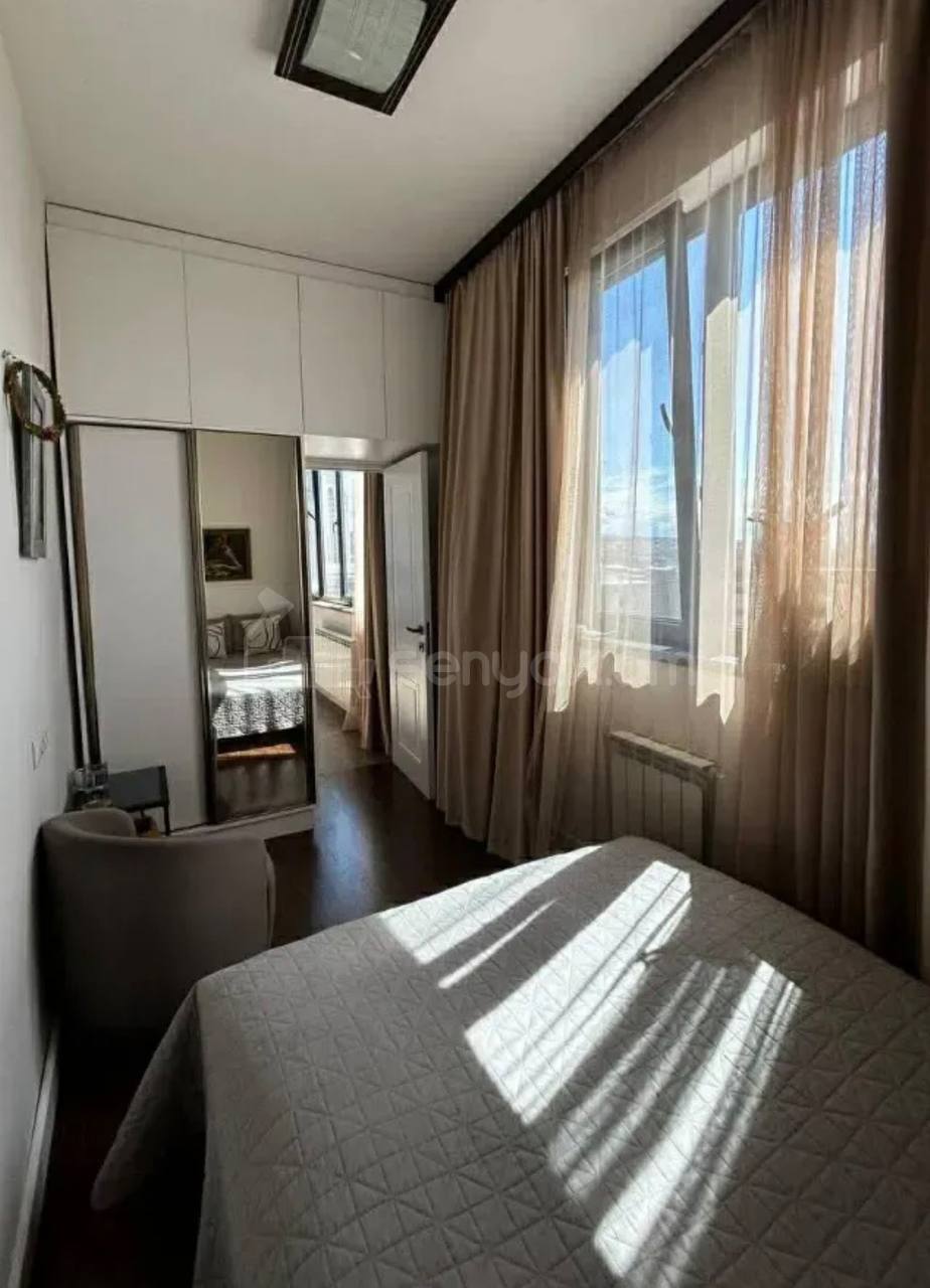 4 Սենյականոց Բնակարան Քարե Շենքում, 100քմ, 5/5 հարկ, Կապիտալ Վերանորոգված